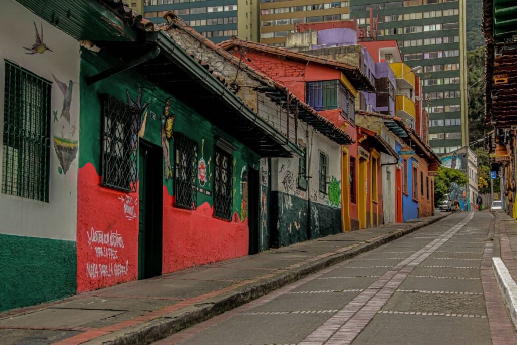 Calle colonial de La Candelaria en Bogotá