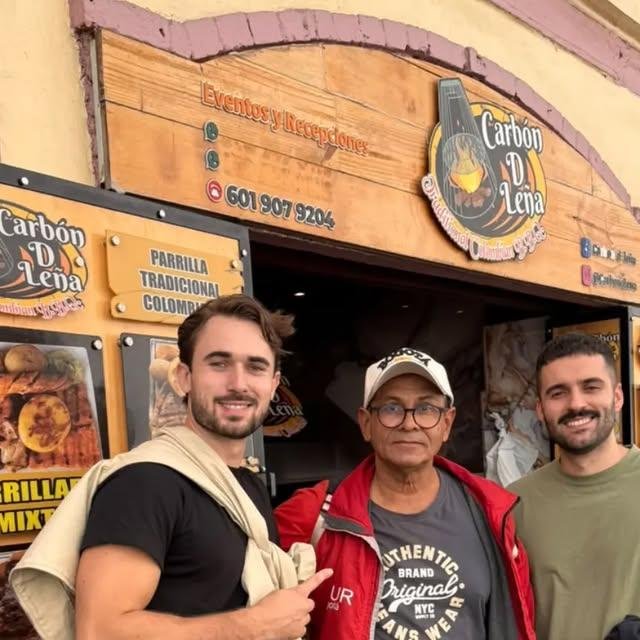 Almuerzo típico colombiano cocinado con carbón de leña