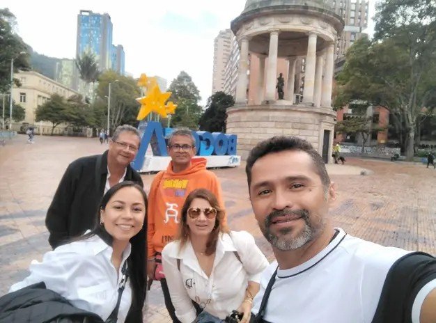 Grupo de turistas en la Plaza de Bolívar con Wilfredo