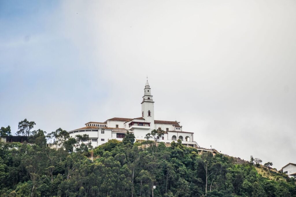 Santuario de Monserrate sobre Bogotá