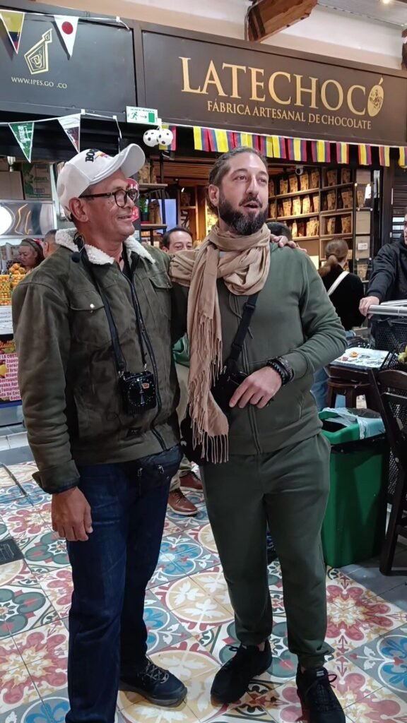 Wilfredo Torres, guía de Ajiaco Tours, con una turista