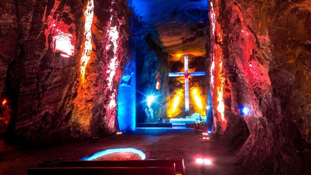 Cruz iluminada en la Catedral de Sal de Zipaquirá